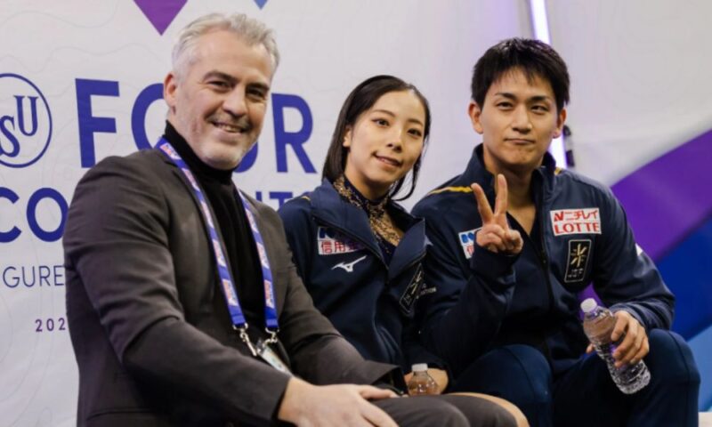 りくりゅう(三浦璃来・木原龍一)とブルーノ・マルコットコーチがISU大会会場で撮影した一枚