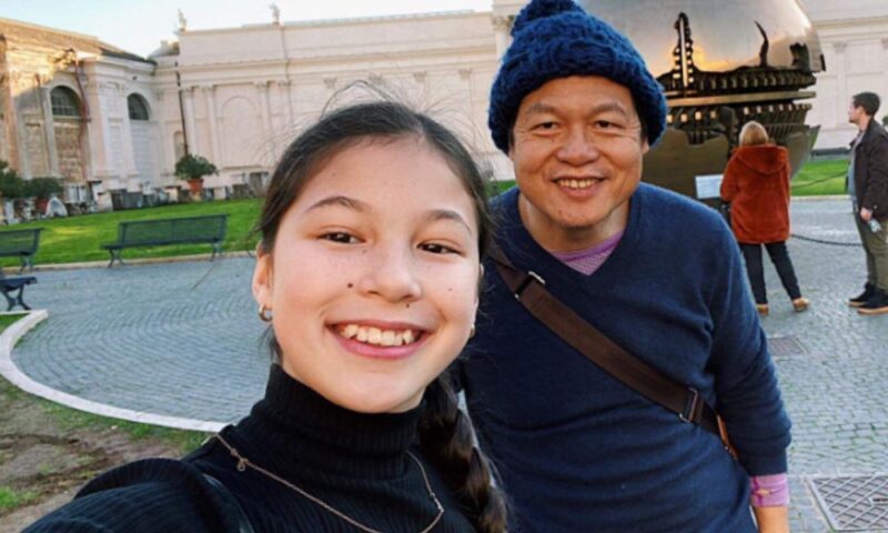 アリサ・リュウと父アーサー・リュウのツーショット写真