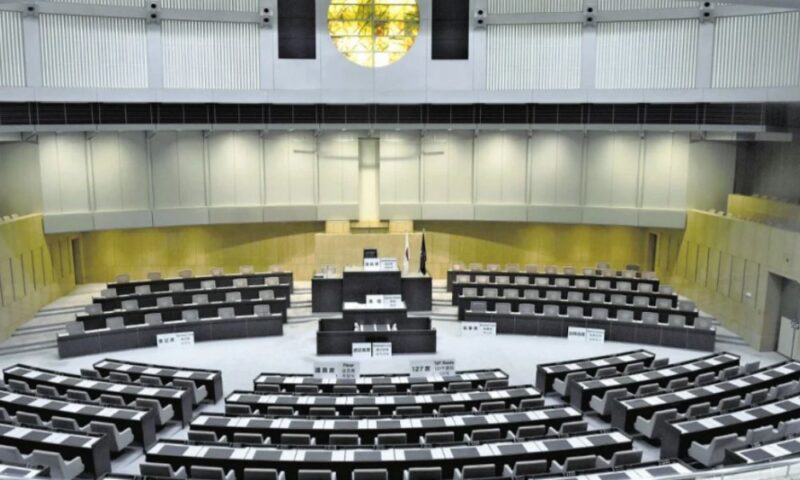 「東京都議会の議場内部。半円状に並ぶ議席と演壇の様子」
