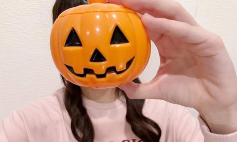 tuki.がかぼちゃ型の小物で顔を隠して撮影した写真