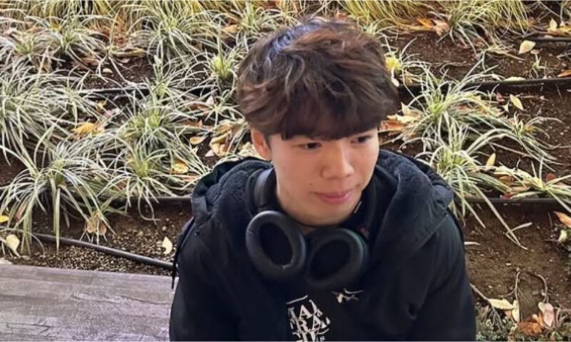 フィギュアスケート男子の佐藤駿選手ヘッドホンに私服