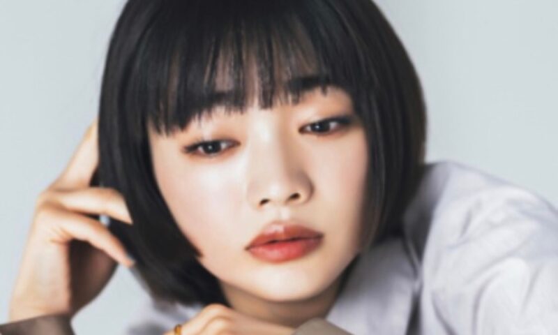 伏し目の表情で目元の特徴が分かる見上愛