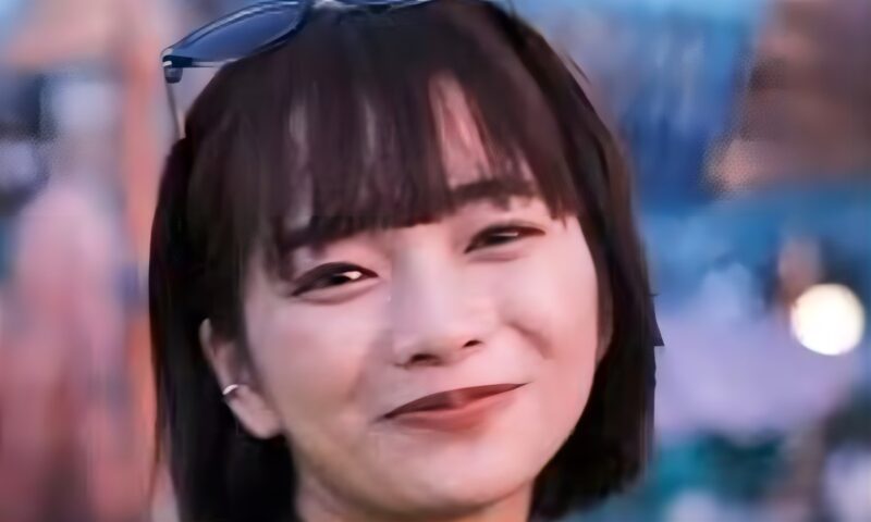 笑顔で目元の特徴が分かる見上愛のポートレート