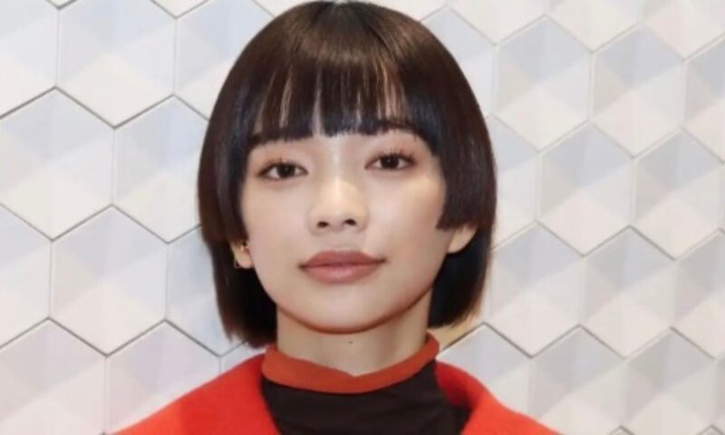 正面から撮影された見上愛のポートレート