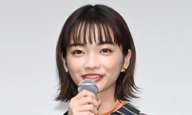 イベントでマイクを持つ見上愛のポートレート