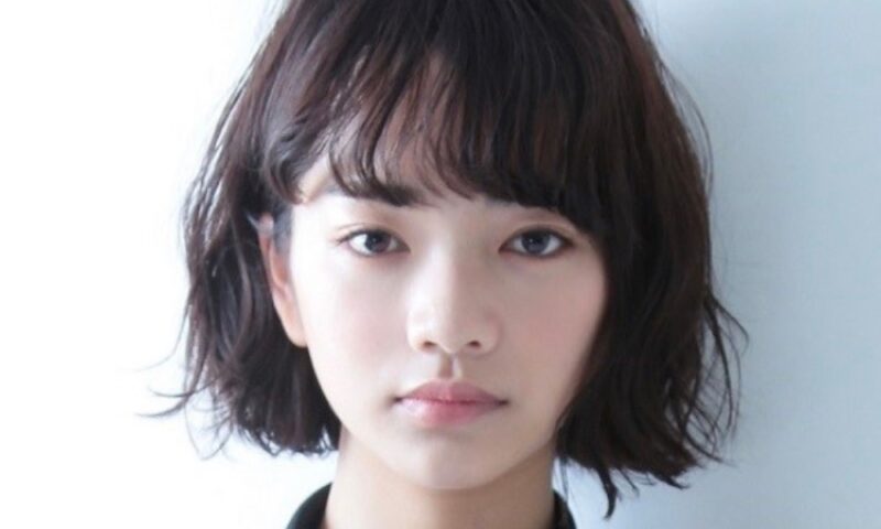 目元の印象が分かる見上愛の正面ショット