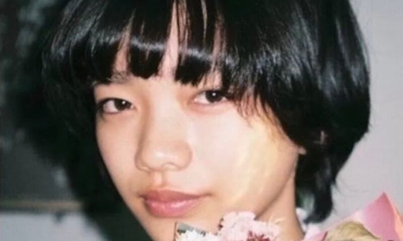 若い頃の見上愛の目元が印象的な写真