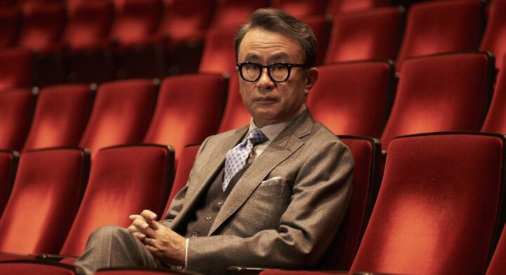 劇場の客席に座る脚本家・映画監督の三谷幸喜