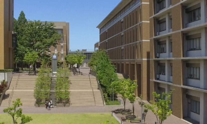 名城大学のキャンパス風景（階段広場と校舎が並ぶ大学構内）
