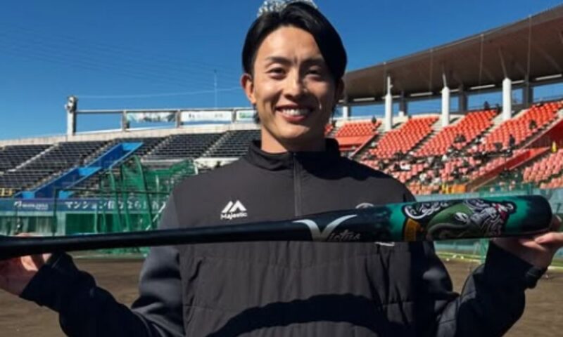 周東佑京が2026年スプリングキャンプでVictusデザインバットを手に笑顔を見せる様子
