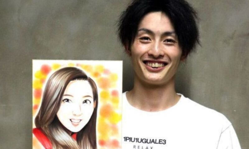 周東佑京が女性の似顔絵を持っている写真(妻とされるイラストとの噂あり)