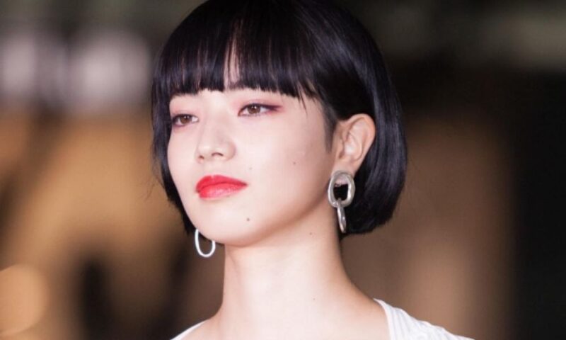 切れ長の目元が印象的な女優・小松菜奈のポートレート