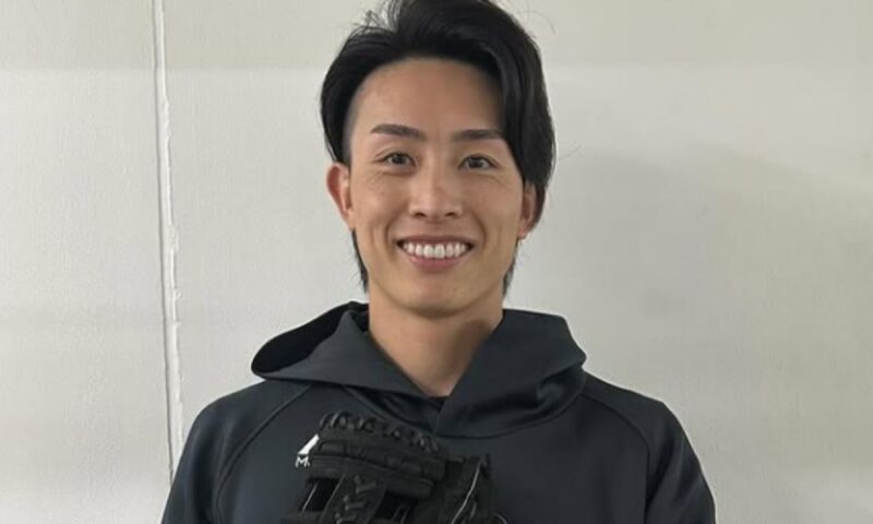 周東佑京がトレーニングウェア姿で笑顔を見せる写真