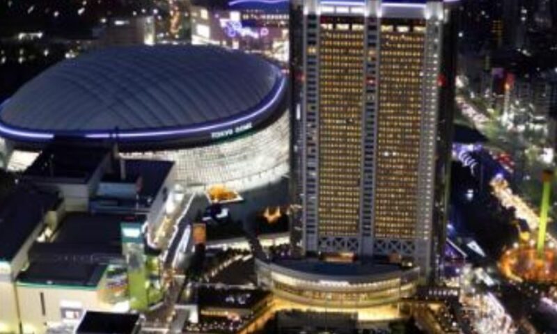 東京ドームと隣接する東京ドームホテルの夜景