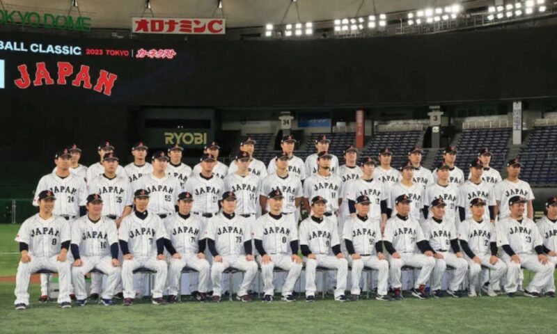 東京ドームで練習前に集合写真を撮る侍ジャパンの選手たち(WBC東京ラウンド)