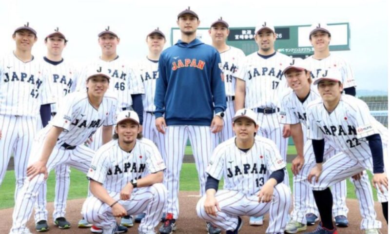 合宿後に集合写真に収まる侍ジャパンメンバー ダルビッシュ有