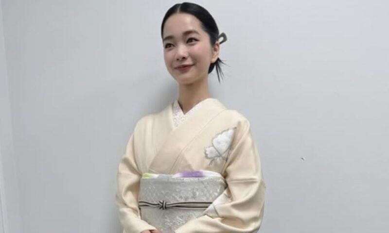 着物姿で撮影に臨む女優の見上愛