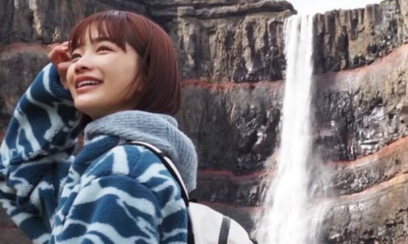 アイスランドの滝を背景に笑顔の見上愛