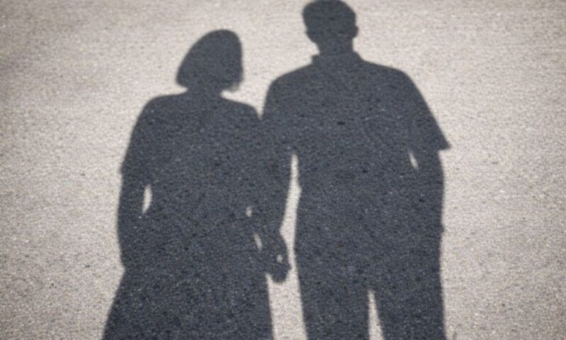 見上愛の両親をイメージさせる男女の影のシルエット