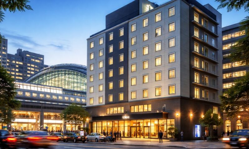 駅前に建つ中規模ビジネスホテルの外観イメージ（ホテル規模の参考）