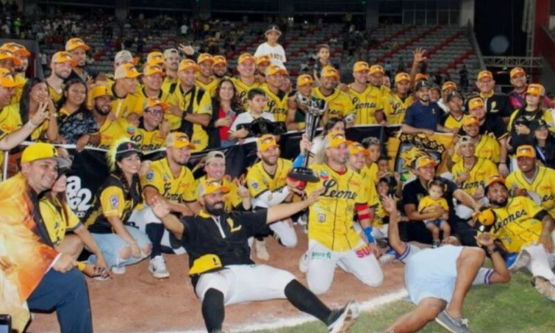 ニカラグアリーグ優勝を決めたLeones de Leónのチーム集合写真