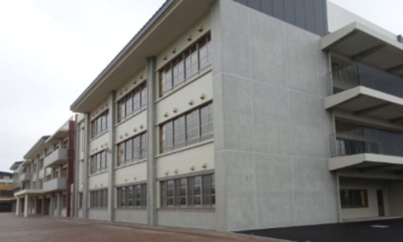 泉南市立泉南中学校の校舎外観（大阪府泉南市にある公立中学校）