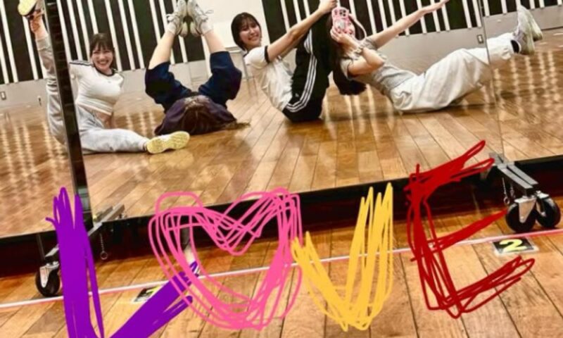 ももクロメンバーがスタジオでポーズを取るバレンタイン投稿の集合写真