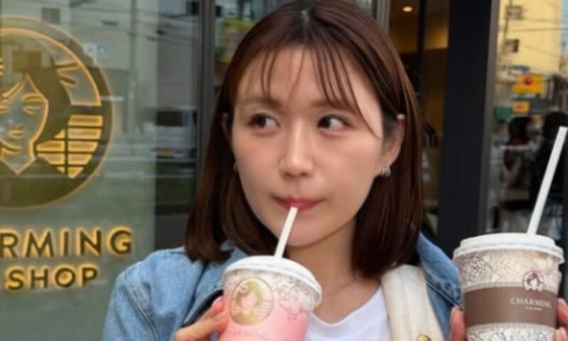 破天荒夫婦のみやびのカフェシーン画像｜ドリンクを飲む日常の様子