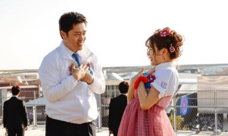 吉村知事と破天荒夫婦のみやびが大阪・関西万博でコラボ撮影する様子（EXPO2025イベント）