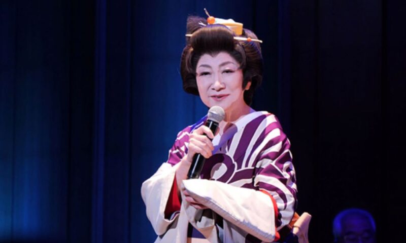 着物姿でステージに立ち、マイクを手に歌唱する大月みやこの様子。昭和歌謡の世界観を表現しながら観客を魅了している。