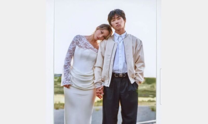 Ayumu Imazuと結婚相手の明矢（aya）が寄り添うツーショット、結婚発表時のイメージ写真
