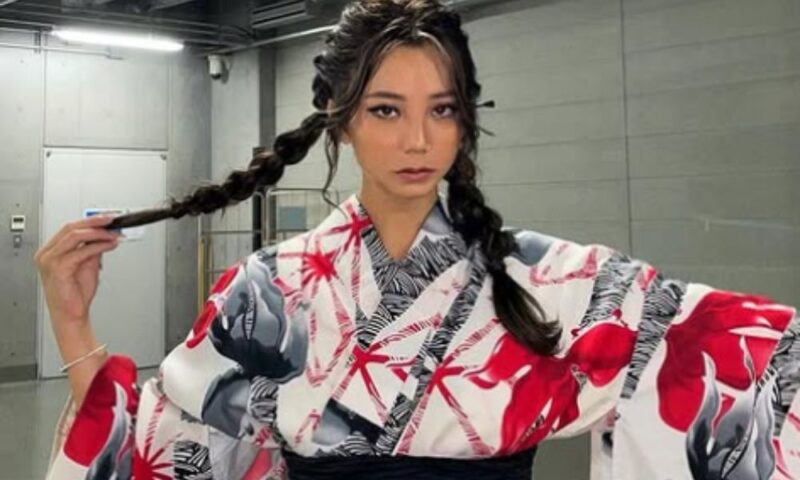 和柄の着物姿で編み込みヘアの明矢（aya）が室内でポーズをとる様子、個性的なスタイリングの写真