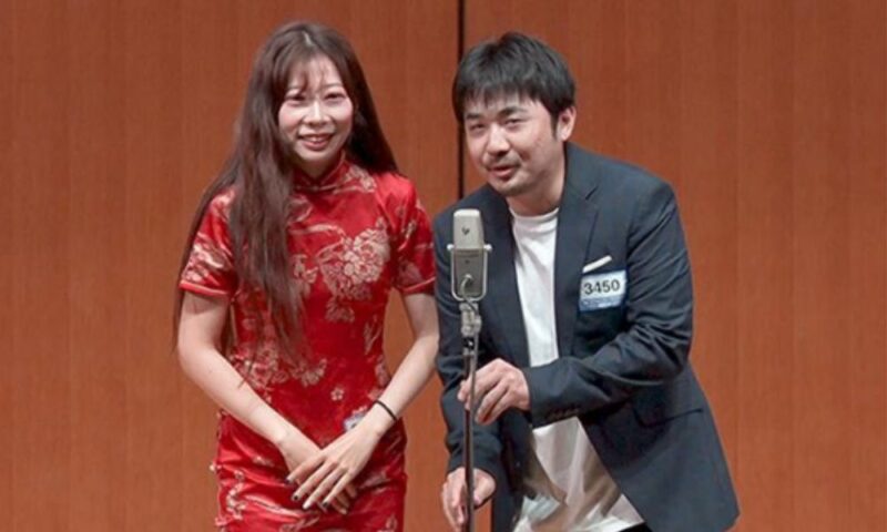 いぜん（芸人）と渡辺ポットが舞台上でマイクの前に立ち、コンビ「いぜんポット」としてネタを披露している様子