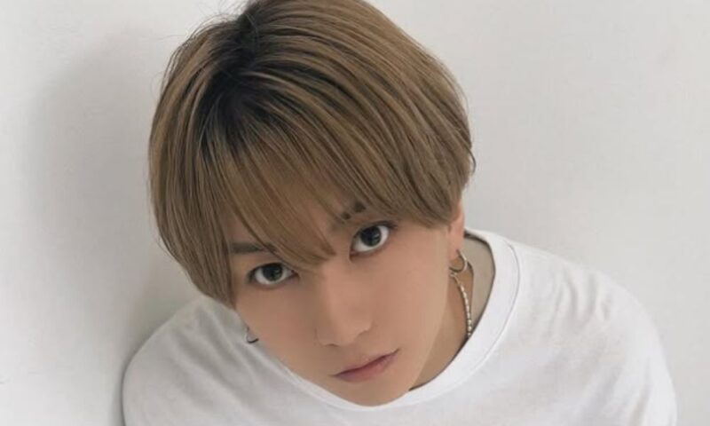 高橋祐理のバストアップ写真、明るい髪色のショートヘアで白いTシャツを着用し、カメラを見つめる表情