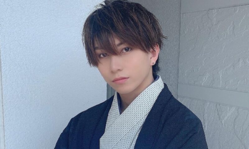 高橋祐理のバストアップ写真、落ち着いたブラウンのショートヘアで和装風の衣装を着用し、柔らかな表情でカメラを見つめる様子