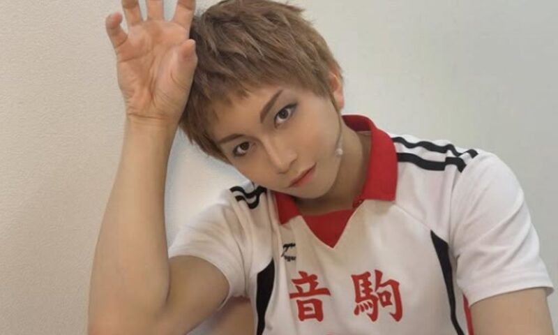 劇団「ハイキュー!!」〝出逢い〟で夜久衛輔役を務めた高橋祐理のオフショット、ユニフォーム姿でポーズをとりカメラを見つめる様子