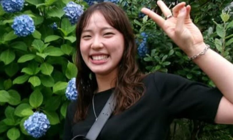 関菜々巳選手が笑顔でピースサインをしている様子と、背景に咲く青いアジサイの花々