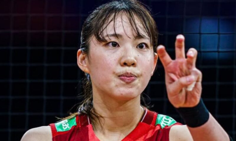 関菜々巳選手がバレーボールの試合中に指でサインを出している様子