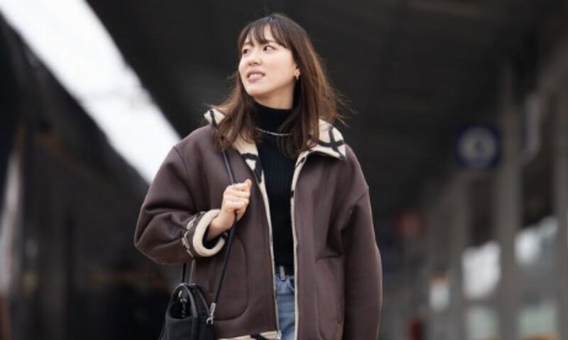 関菜々巳選手がカジュアルな服装で屋外を歩いている様子