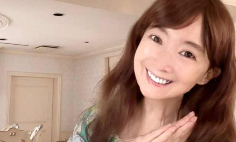 アグネス・チャンが2026年4月香港イベント告知で見せた現在の笑顔の近影