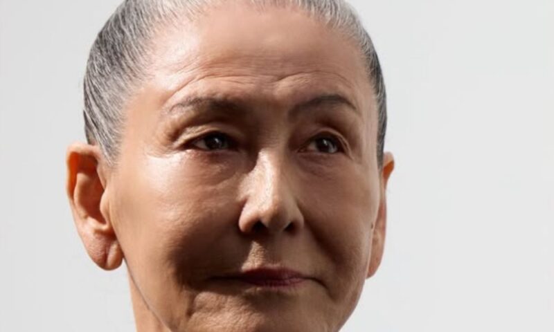 浅野順子の現在の姿。美しいグレイヘアをアップにまとめた、上品で落ち着いた表情のポートレート