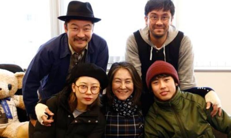 浅野忠信の家族写真。中央に母・浅野順子、左に娘のSUMIRE、右に息子の佐藤緋美が並ぶ仲睦まじい集合ショット