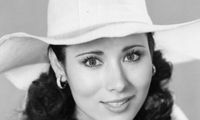 タレントでハワイアンキルト作家のキャシー中島の若い頃。白い女優帽を被った、気品あふれるモノクロポートレート