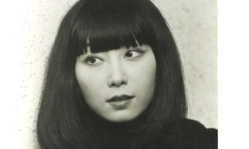 伝説のトップモデル、山口小夜子の若い頃。トレードマークの黒髪ボブ（おかっぱ頭）と切れ長の目が印象的な、気品あふれるモノクロポートレート