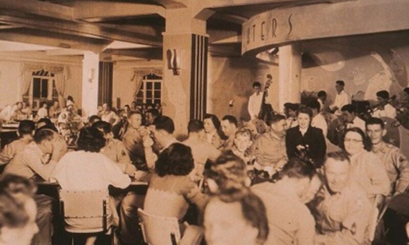 1950年代、横浜・本牧にあった米軍専用クラブ『ゼブラクラブ（Zebra Club）』の店内風景。ジャズバンドの生演奏をバックに、米軍兵士や多くの人々で賑わう豪華なホールの様子