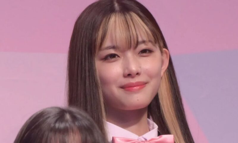 日プ女子」オーディション時の加藤神楽さん。ピンクの衣装を着て、笑顔を見せる。