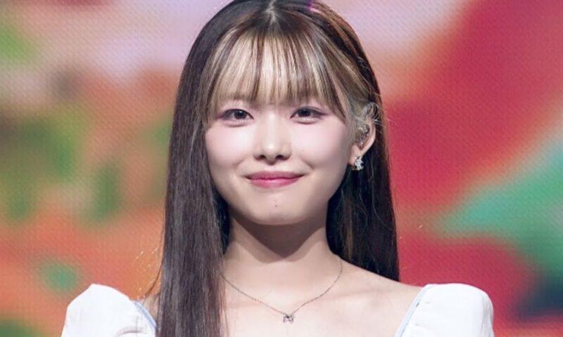 微笑む加藤神楽さんのアップ。前髪の内側を明るく染めたインナーカラーが特徴的