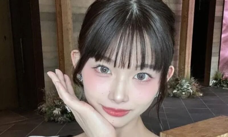 キャバ嬢転身後の加藤神楽さん。華やかなメイクと黒髪のヘアスタイルで、手を頬に添えてポーズをとる近影。