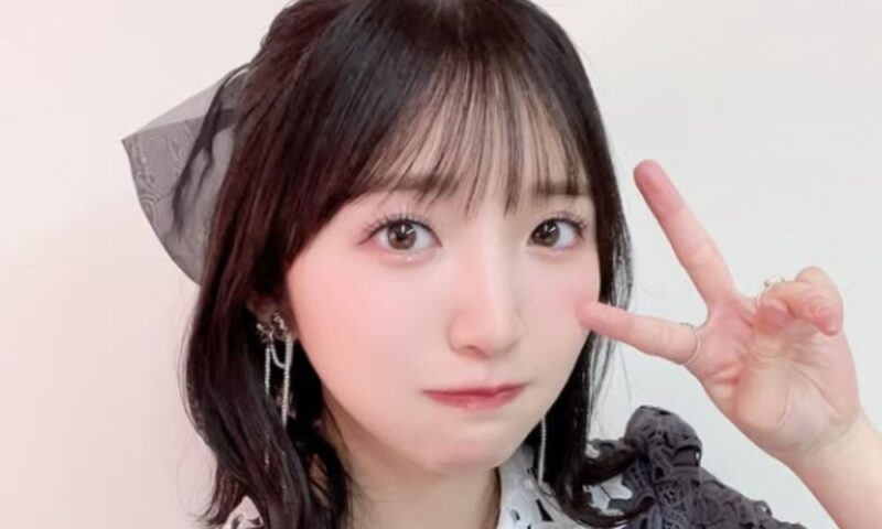 豊田萌絵がピースサインをするアップ写真｜かわいい表情の近影