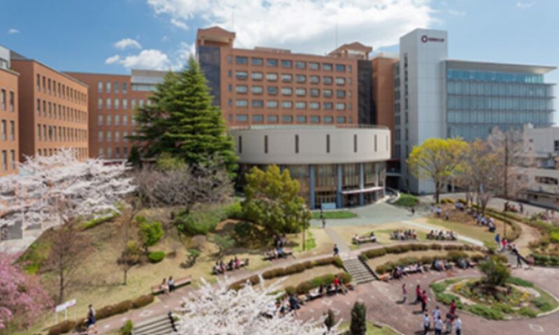 桜美林大学町田キャンパスの外観と中庭の風景（春の桜と学生の様子）